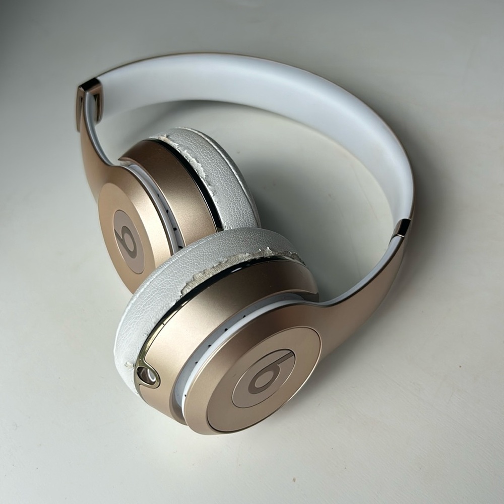 Wireless Beats Solo 3 Headphones Gold
